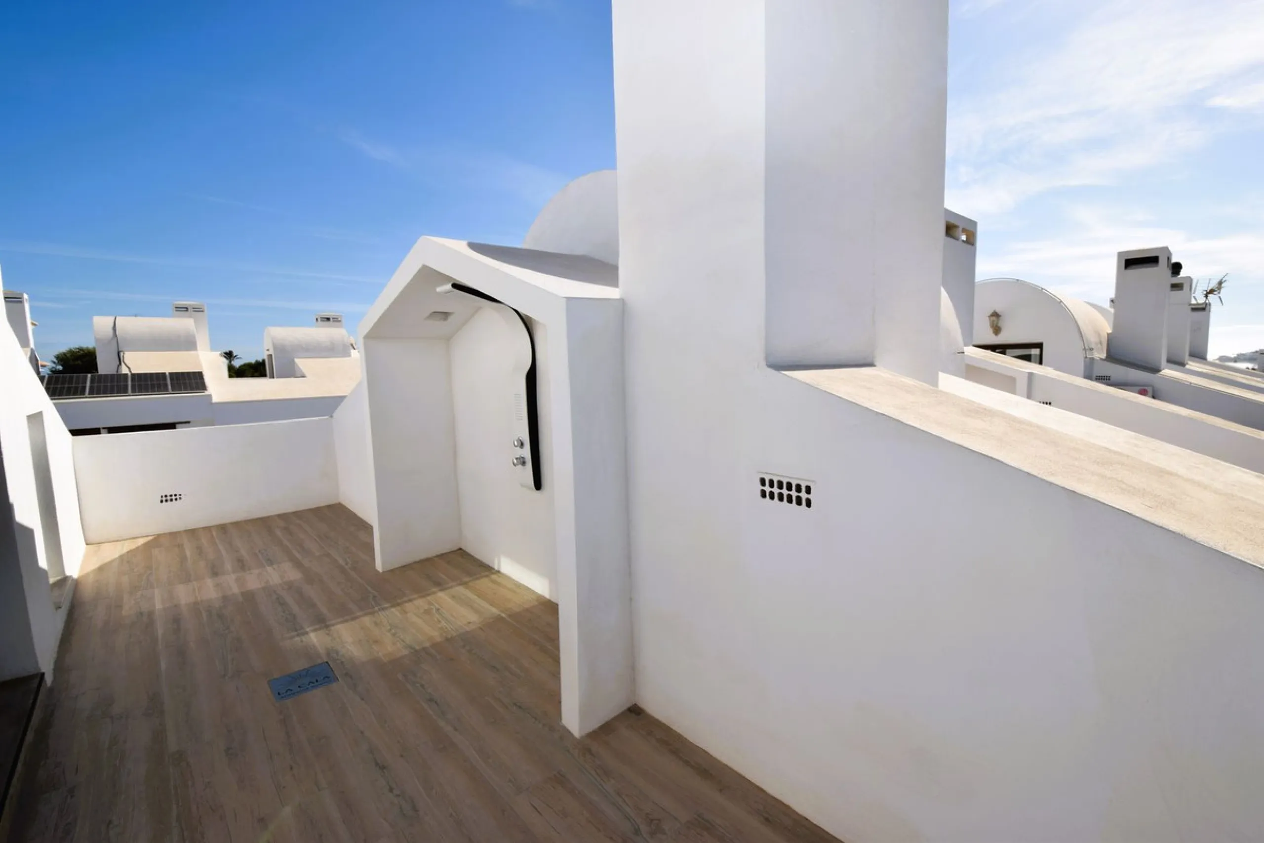 This is the ideal property for those who want the size and flexibility of a villa but with none of the hassle of maintenance. You cannot get closer to La Cala de Mijas than this stunningly refurbished home. Absolutely everything has been refurbished and m