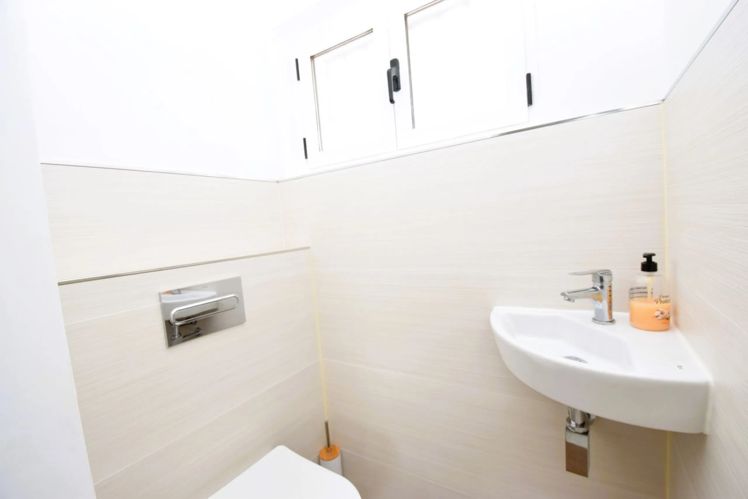 This is the ideal property for those who want the size and flexibility of a villa but with none of the hassle of maintenance. You cannot get closer to La Cala de Mijas than this stunningly refurbished home. Absolutely everything has been refurbished and m