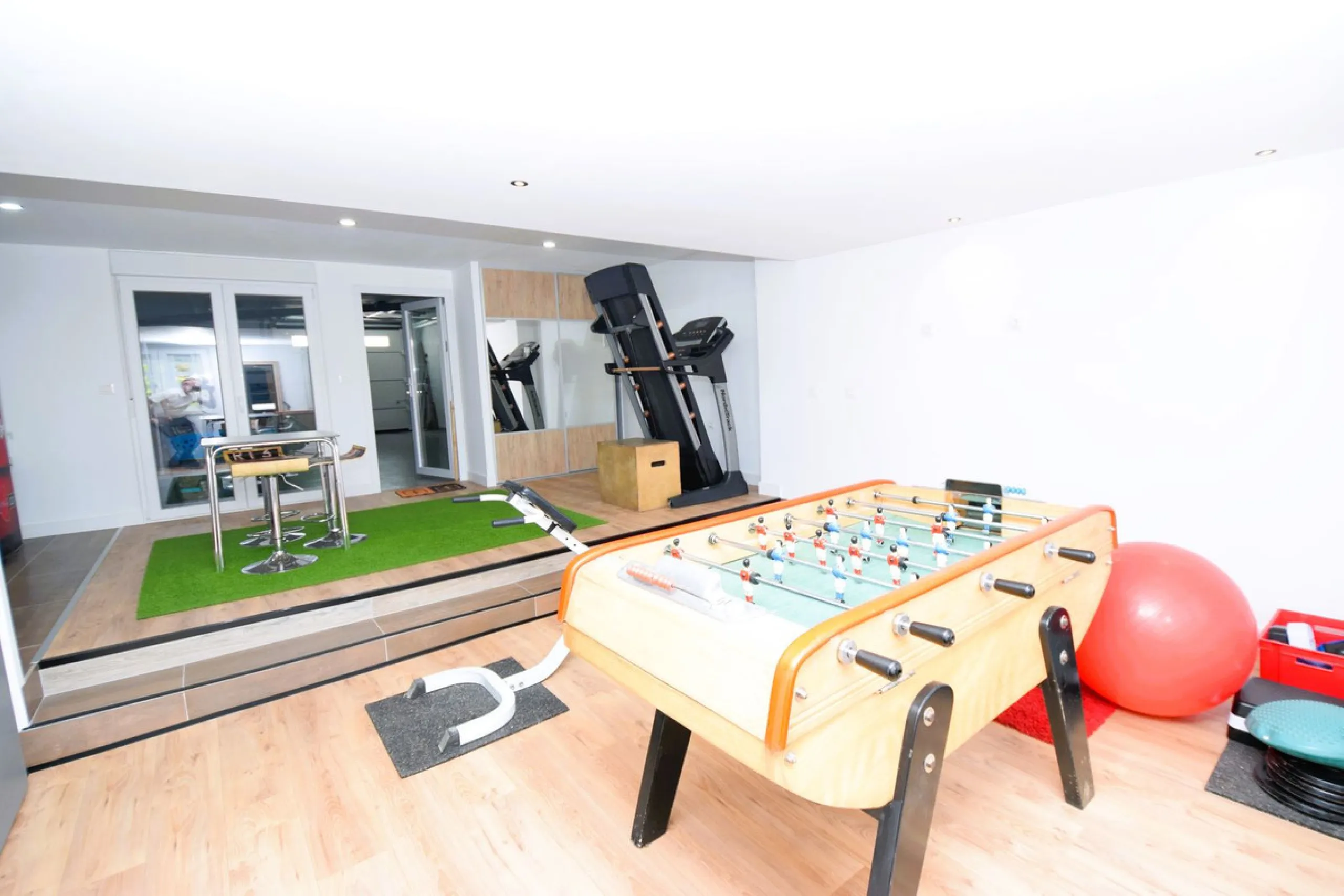 This is the ideal property for those who want the size and flexibility of a villa but with none of the hassle of maintenance. You cannot get closer to La Cala de Mijas than this stunningly refurbished home. Absolutely everything has been refurbished and m