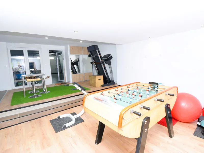This is the ideal property for those who want the size and flexibility of a villa but with none of the hassle of maintenance. You cannot get closer to La Cala de Mijas than this stunningly refurbished home. Absolutely everything has been refurbished and m