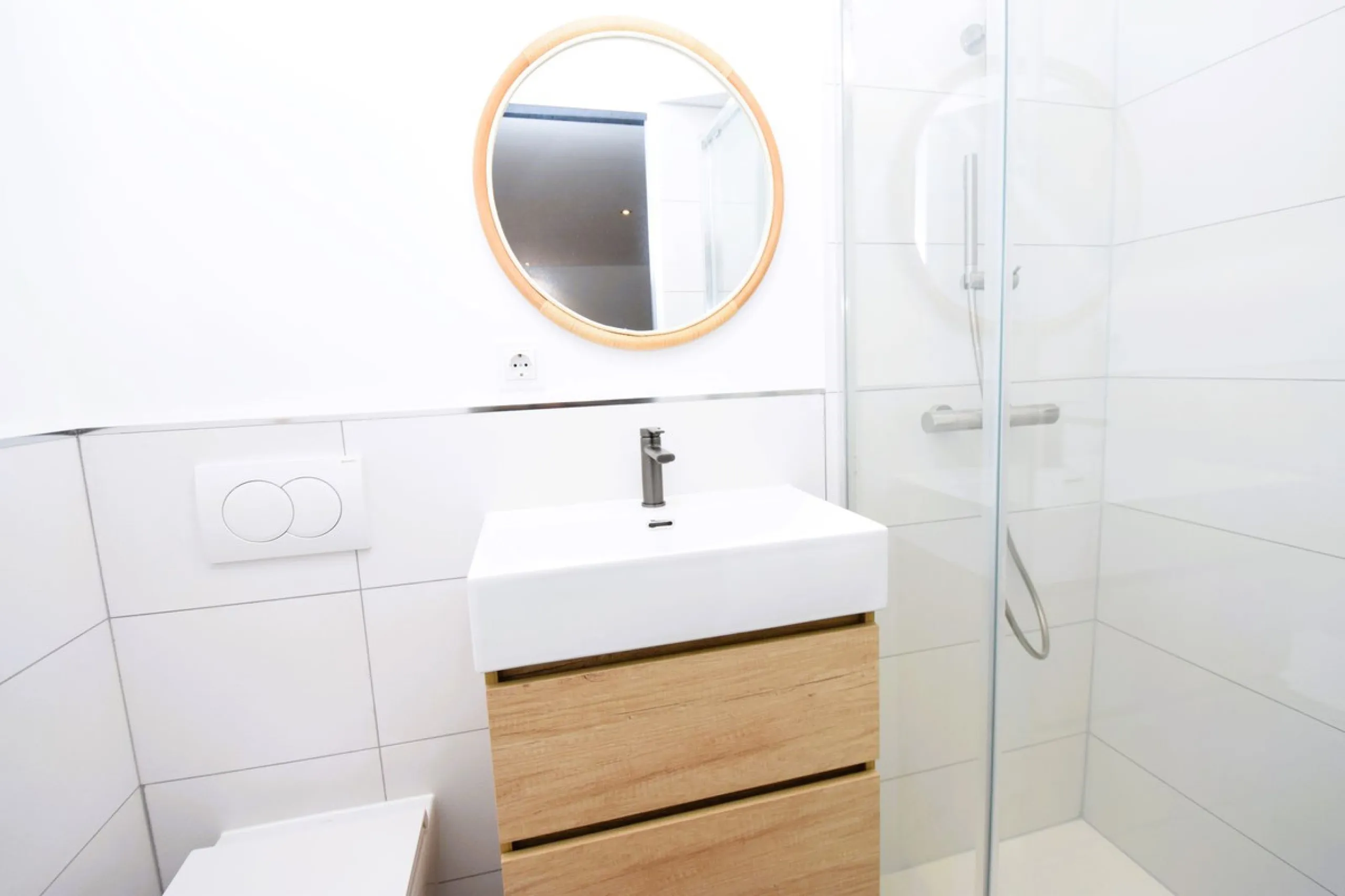 This is the ideal property for those who want the size and flexibility of a villa but with none of the hassle of maintenance. You cannot get closer to La Cala de Mijas than this stunningly refurbished home. Absolutely everything has been refurbished and m