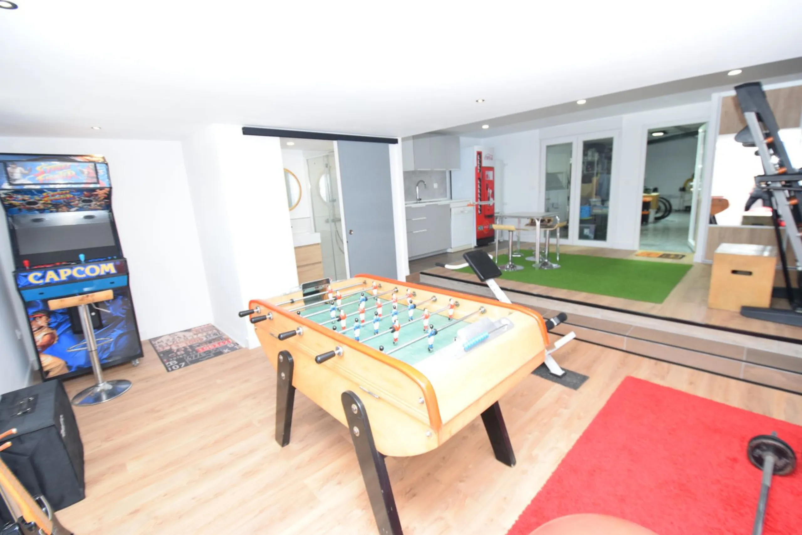 This is the ideal property for those who want the size and flexibility of a villa but with none of the hassle of maintenance. You cannot get closer to La Cala de Mijas than this stunningly refurbished home. Absolutely everything has been refurbished and m