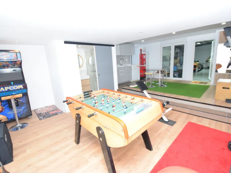 This is the ideal property for those who want the size and flexibility of a villa but with none of the hassle of maintenance. You cannot get closer to La Cala de Mijas than this stunningly refurbished home. Absolutely everything has been refurbished and m