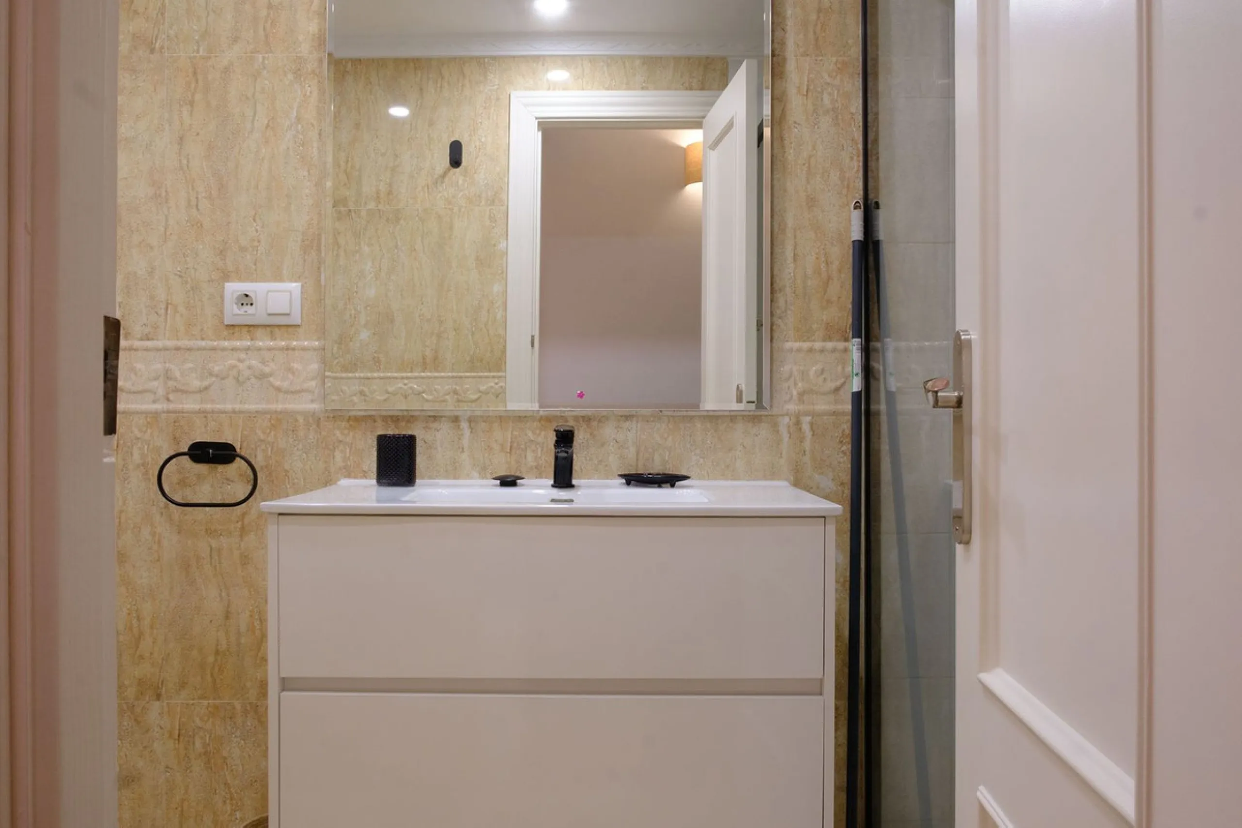 Charming Refurbished Apartment in Málaga City – La Goleta Area