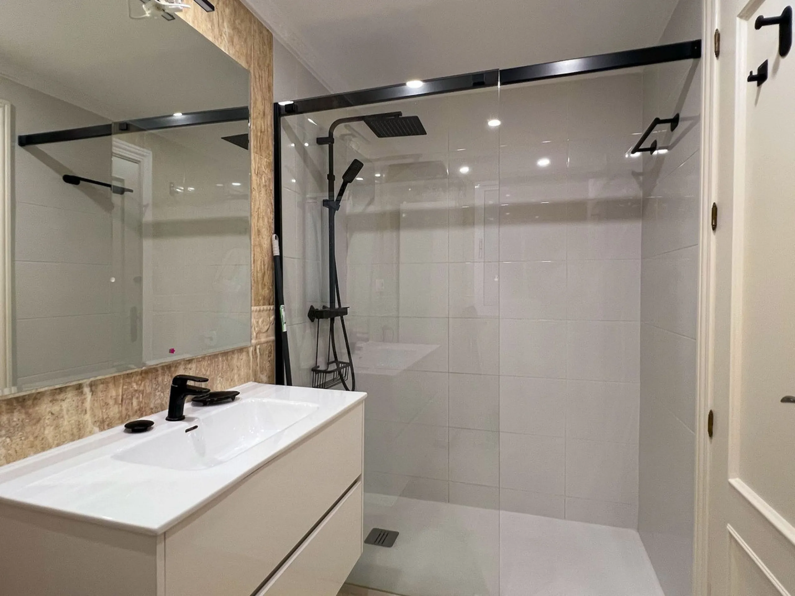 Charming Refurbished Apartment in Málaga City – La Goleta Area