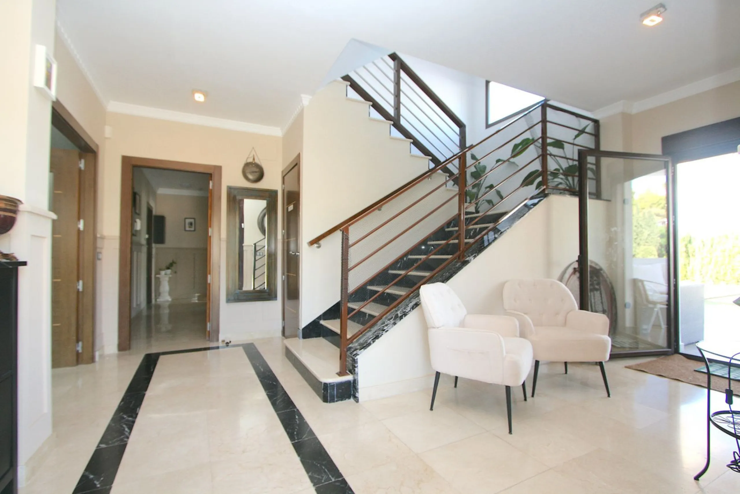 Elegant villa with panoramic views in La Sierrazuela. This beautifully built villa combines timeless elegance with modern design, offering exceptional quality and breathtaking views of the surrounding mountains and the Mediterranean Sea.