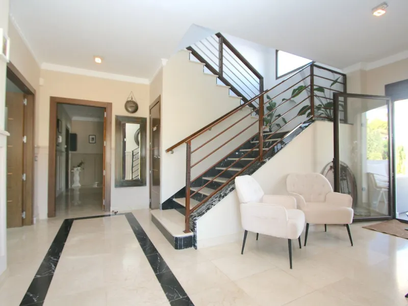Elegant villa with panoramic views in La Sierrazuela. This beautifully built villa combines timeless elegance with modern design, offering exceptional quality and breathtaking views of the surrounding mountains and the Mediterranean Sea.