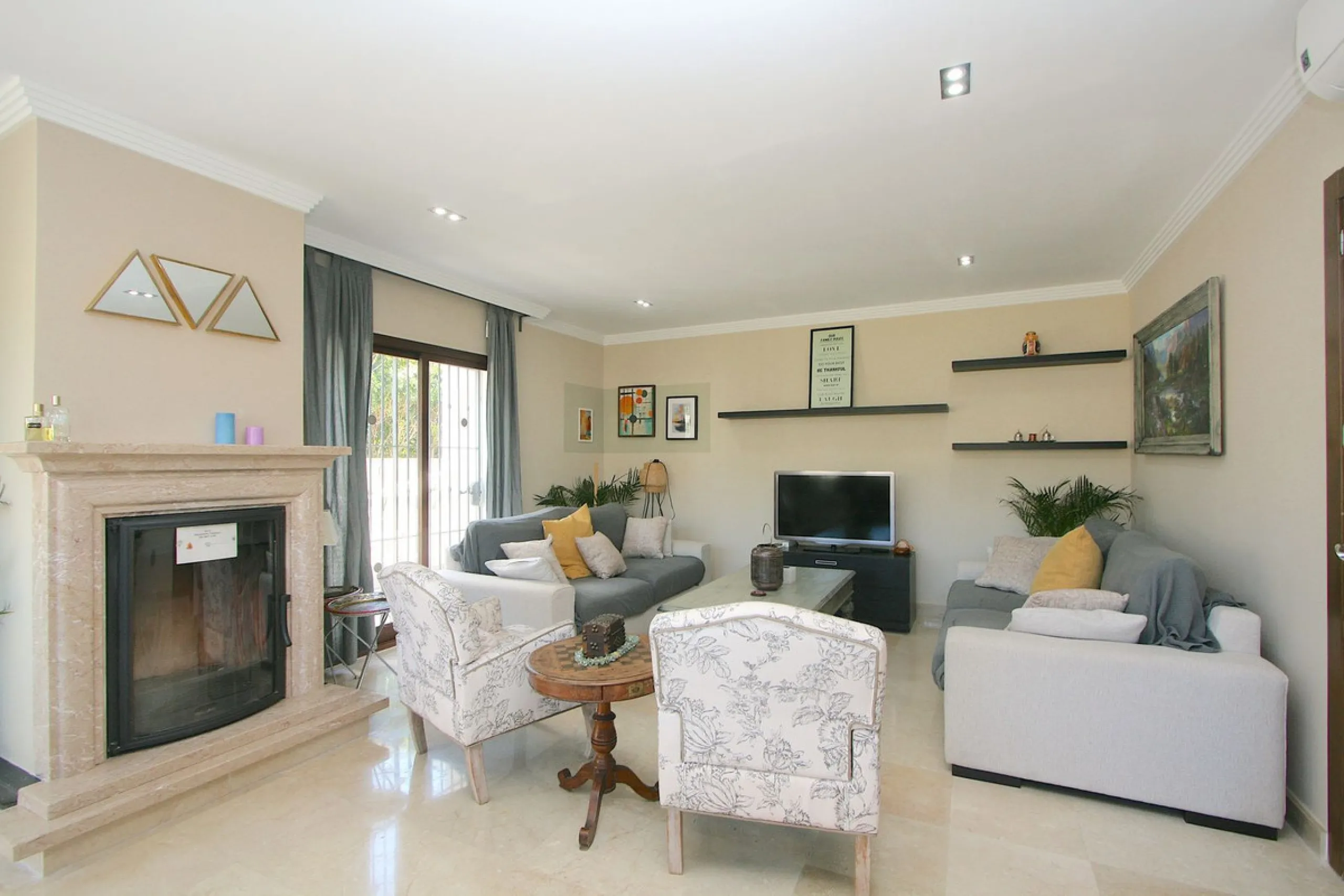Elegant villa with panoramic views in La Sierrazuela. This beautifully built villa combines timeless elegance with modern design, offering exceptional quality and breathtaking views of the surrounding mountains and the Mediterranean Sea.