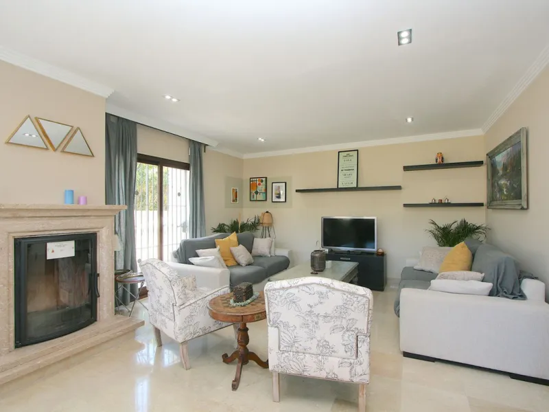 Elegant villa with panoramic views in La Sierrazuela. This beautifully built villa combines timeless elegance with modern design, offering exceptional quality and breathtaking views of the surrounding mountains and the Mediterranean Sea.