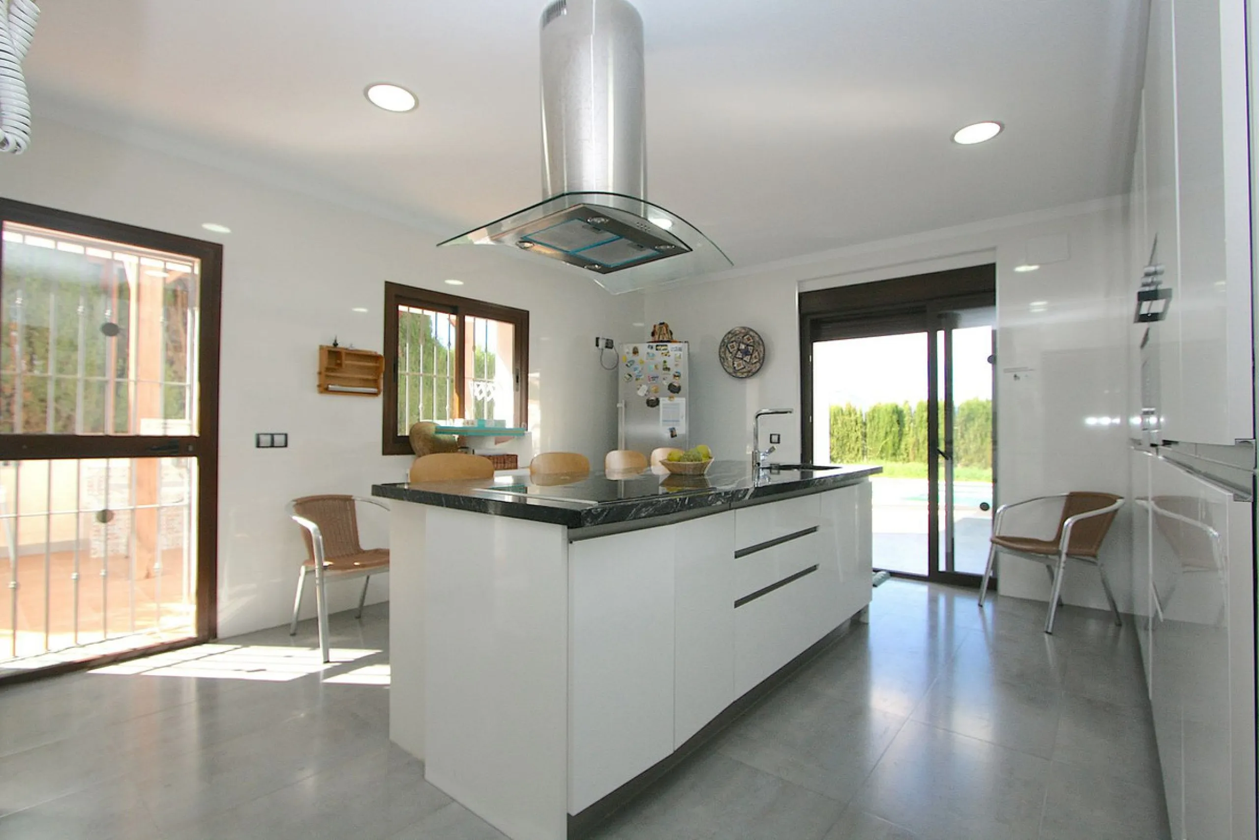 Elegant villa with panoramic views in La Sierrazuela. This beautifully built villa combines timeless elegance with modern design, offering exceptional quality and breathtaking views of the surrounding mountains and the Mediterranean Sea.