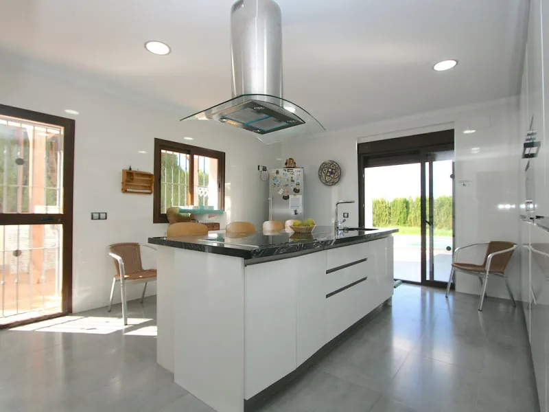 Elegant villa with panoramic views in La Sierrazuela. This beautifully built villa combines timeless elegance with modern design, offering exceptional quality and breathtaking views of the surrounding mountains and the Mediterranean Sea.