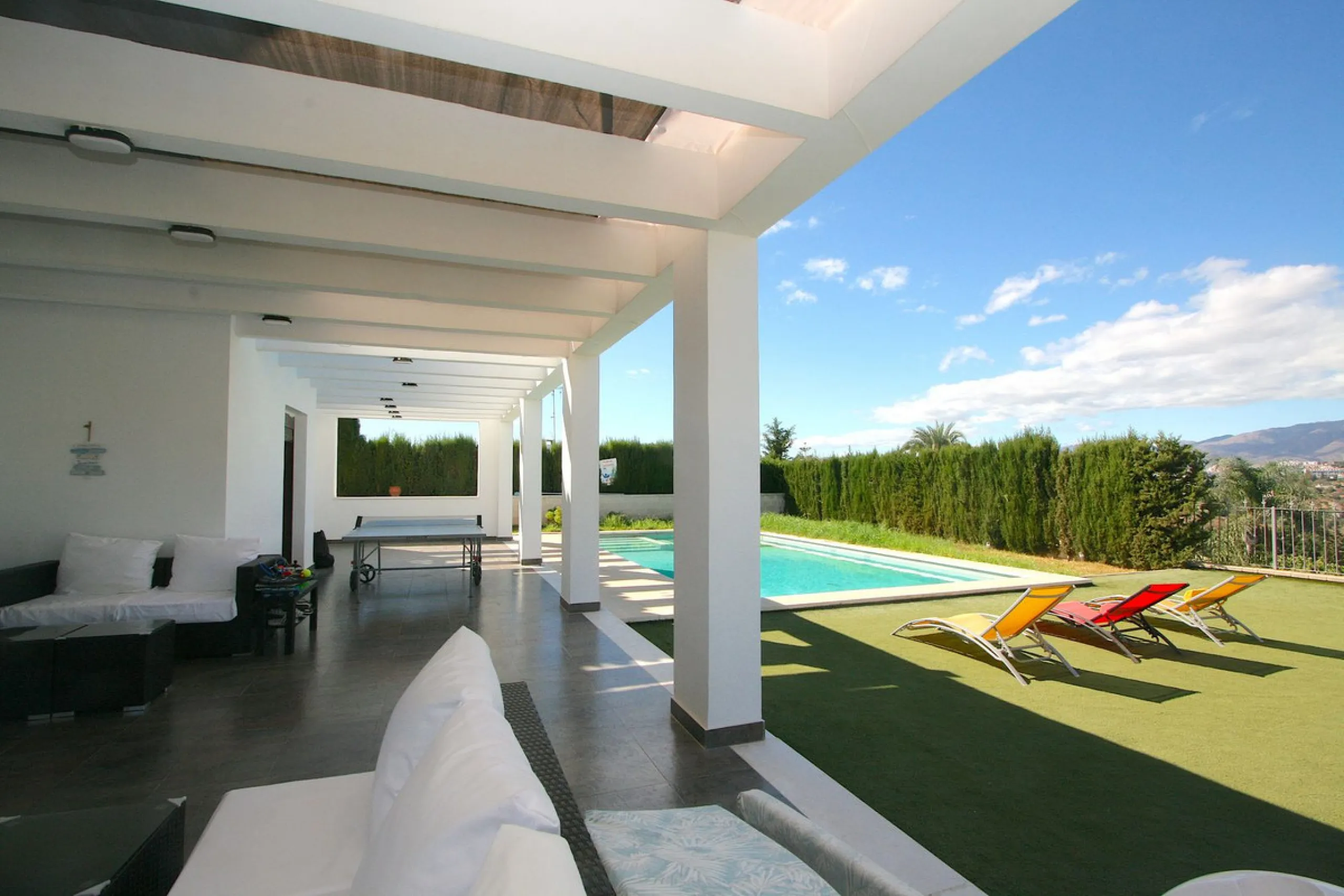 Elegant villa with panoramic views in La Sierrazuela. This beautifully built villa combines timeless elegance with modern design, offering exceptional quality and breathtaking views of the surrounding mountains and the Mediterranean Sea.