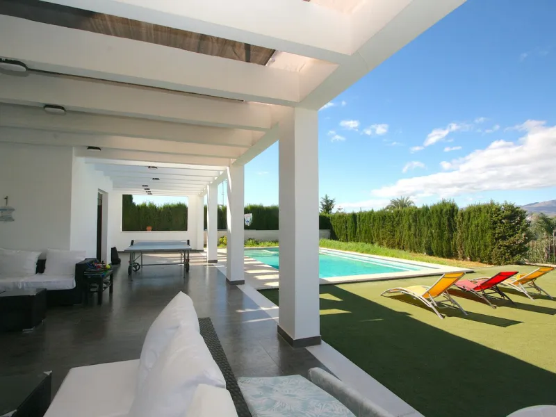 Elegant villa with panoramic views in La Sierrazuela. This beautifully built villa combines timeless elegance with modern design, offering exceptional quality and breathtaking views of the surrounding mountains and the Mediterranean Sea.