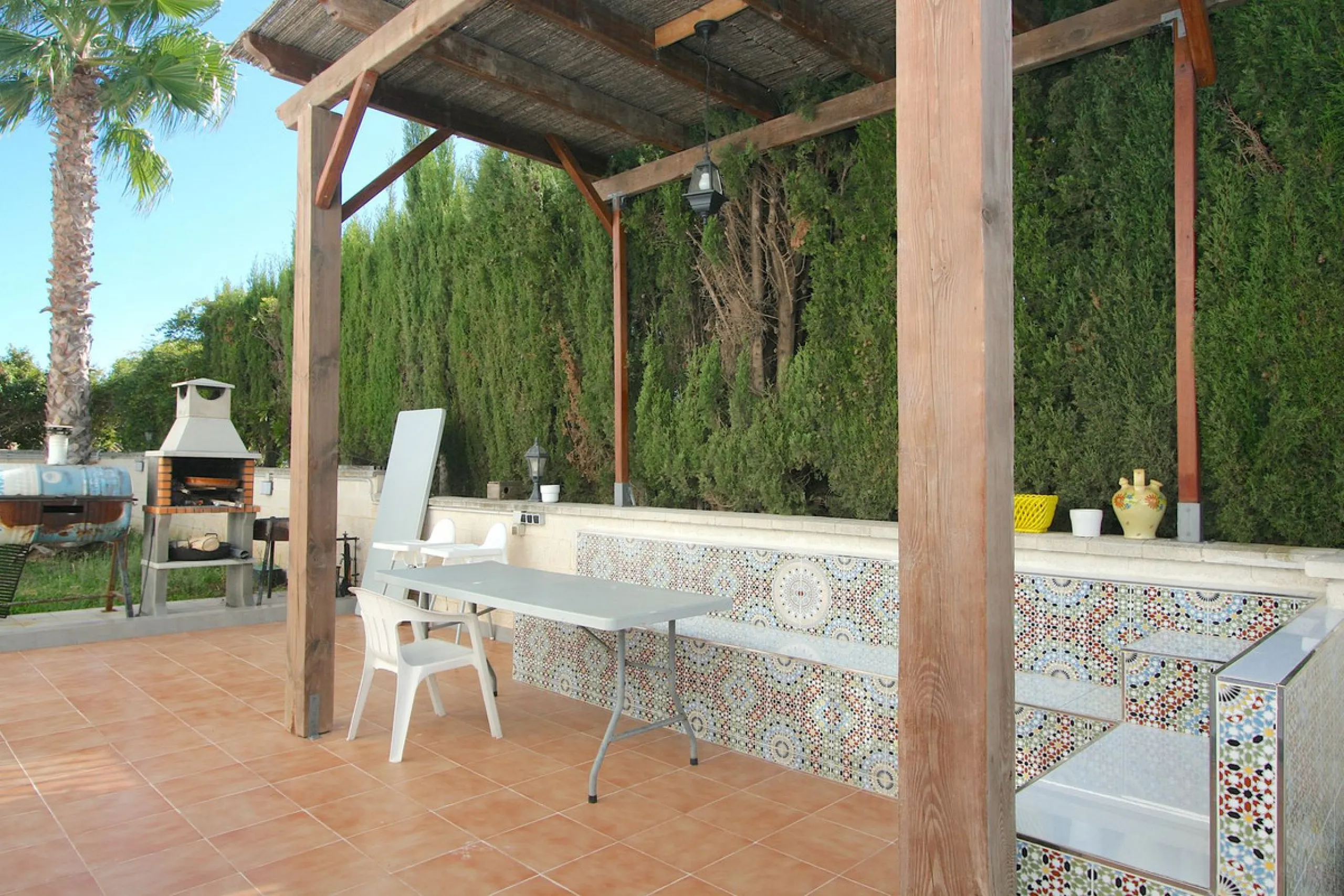 Elegant villa with panoramic views in La Sierrazuela. This beautifully built villa combines timeless elegance with modern design, offering exceptional quality and breathtaking views of the surrounding mountains and the Mediterranean Sea.