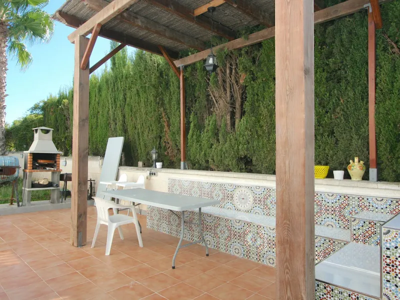 Elegant villa with panoramic views in La Sierrazuela. This beautifully built villa combines timeless elegance with modern design, offering exceptional quality and breathtaking views of the surrounding mountains and the Mediterranean Sea.