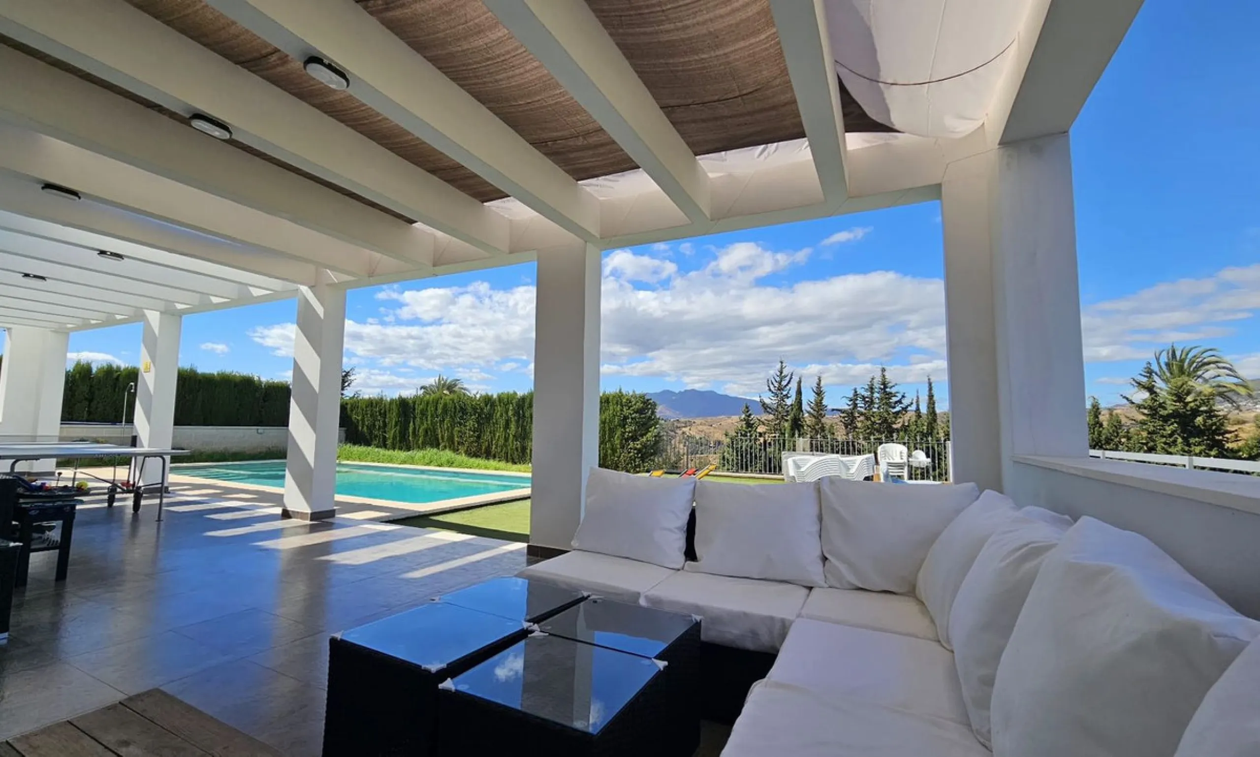 Elegant villa with panoramic views in La Sierrazuela. This beautifully built villa combines timeless elegance with modern design, offering exceptional quality and breathtaking views of the surrounding mountains and the Mediterranean Sea.