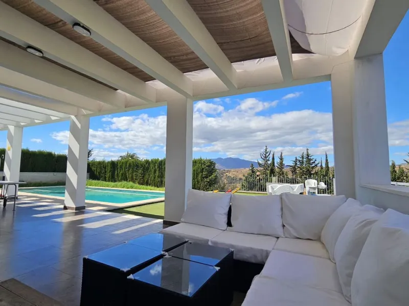 Elegant villa with panoramic views in La Sierrazuela. This beautifully built villa combines timeless elegance with modern design, offering exceptional quality and breathtaking views of the surrounding mountains and the Mediterranean Sea.