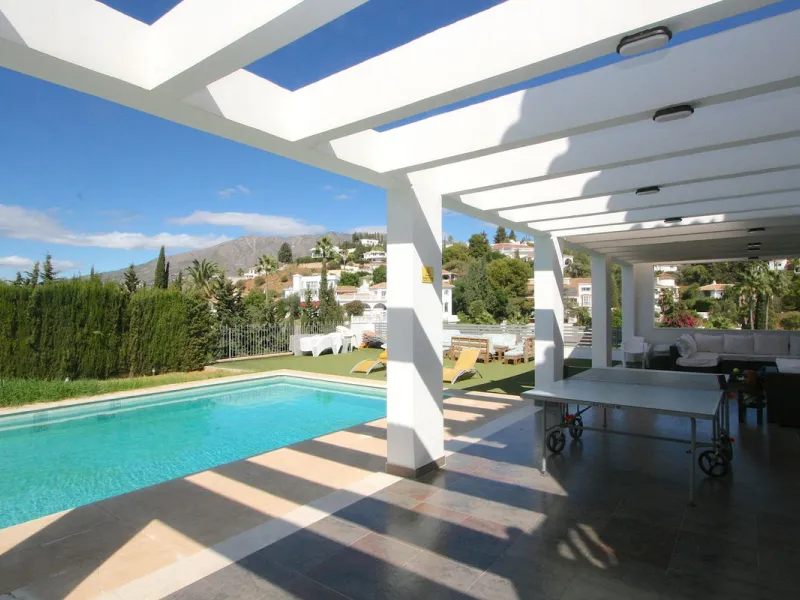 Elegant villa with panoramic views in La Sierrazuela. This beautifully built villa combines timeless elegance with modern design, offering exceptional quality and breathtaking views of the surrounding mountains and the Mediterranean Sea.