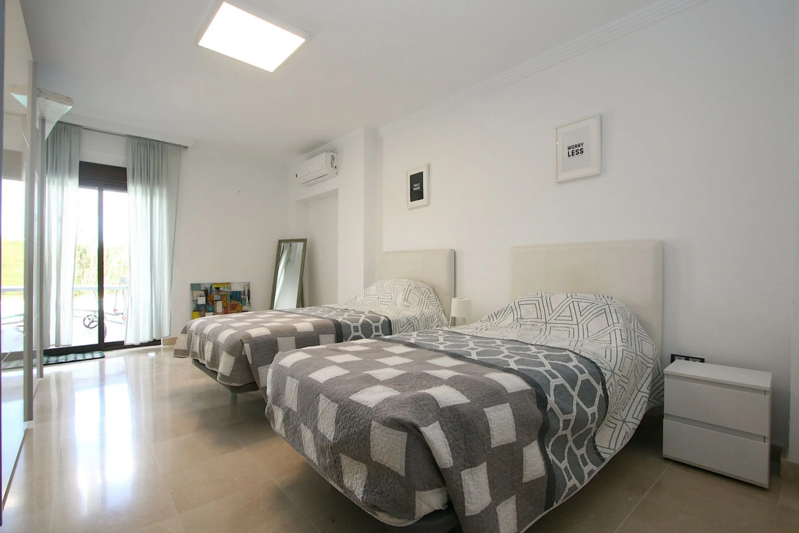 Elegant villa with panoramic views in La Sierrazuela. This beautifully built villa combines timeless elegance with modern design, offering exceptional quality and breathtaking views of the surrounding mountains and the Mediterranean Sea.