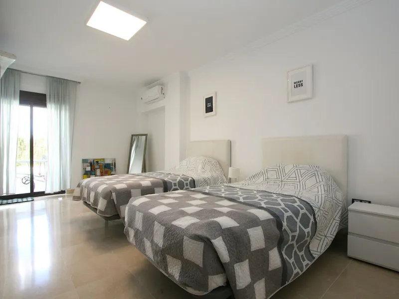 Elegant villa with panoramic views in La Sierrazuela. This beautifully built villa combines timeless elegance with modern design, offering exceptional quality and breathtaking views of the surrounding mountains and the Mediterranean Sea.