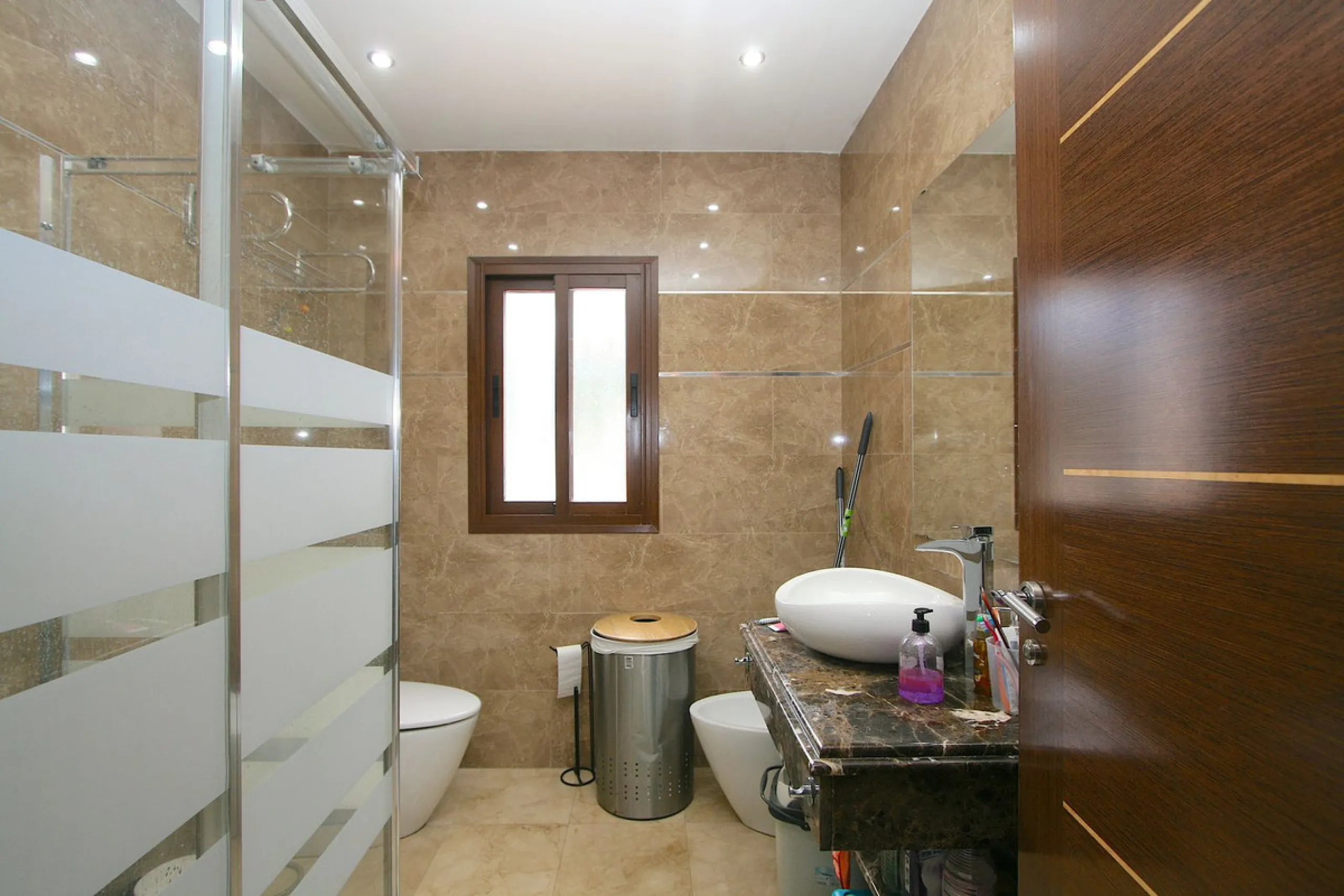 Elegant villa with panoramic views in La Sierrazuela. This beautifully built villa combines timeless elegance with modern design, offering exceptional quality and breathtaking views of the surrounding mountains and the Mediterranean Sea.