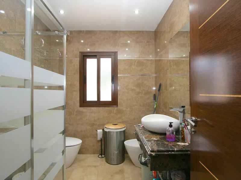 Elegant villa with panoramic views in La Sierrazuela. This beautifully built villa combines timeless elegance with modern design, offering exceptional quality and breathtaking views of the surrounding mountains and the Mediterranean Sea.