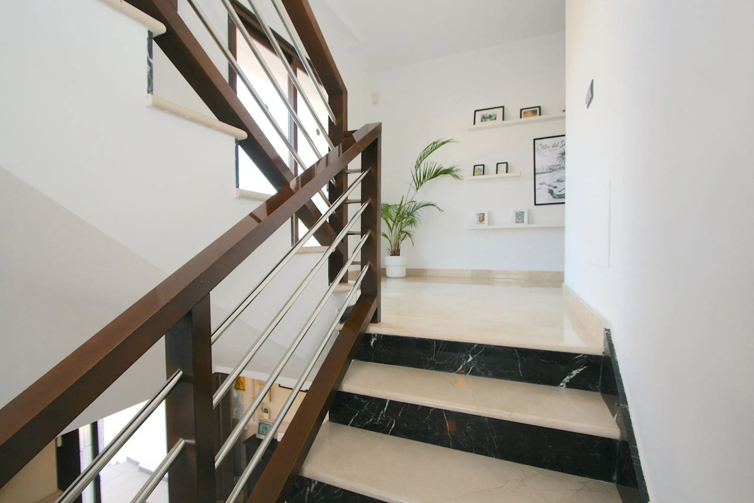 Elegant villa with panoramic views in La Sierrazuela. This beautifully built villa combines timeless elegance with modern design, offering exceptional quality and breathtaking views of the surrounding mountains and the Mediterranean Sea.