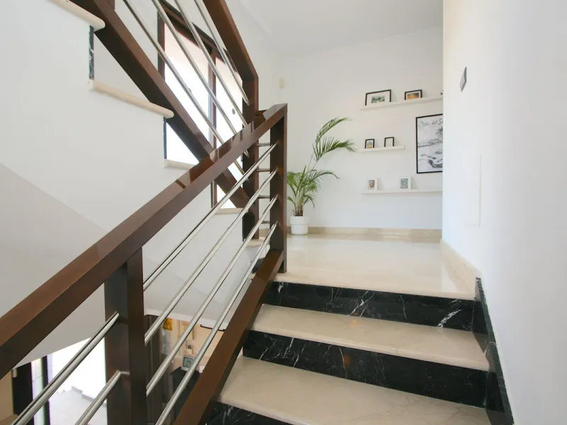 Elegant villa with panoramic views in La Sierrazuela. This beautifully built villa combines timeless elegance with modern design, offering exceptional quality and breathtaking views of the surrounding mountains and the Mediterranean Sea.