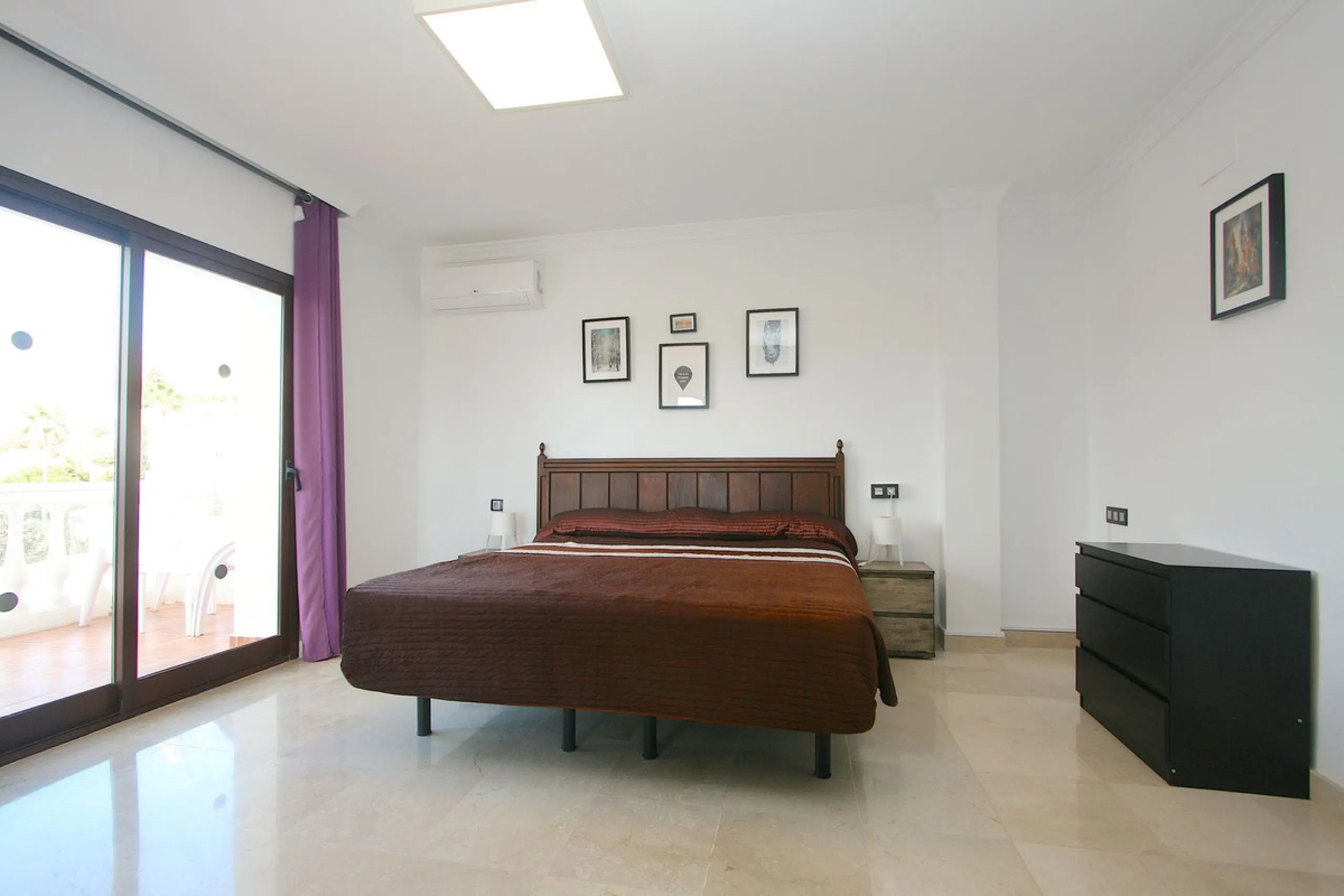 Elegant villa with panoramic views in La Sierrazuela. This beautifully built villa combines timeless elegance with modern design, offering exceptional quality and breathtaking views of the surrounding mountains and the Mediterranean Sea.