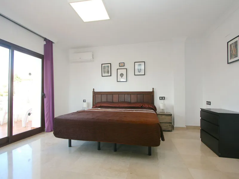 Elegant villa with panoramic views in La Sierrazuela. This beautifully built villa combines timeless elegance with modern design, offering exceptional quality and breathtaking views of the surrounding mountains and the Mediterranean Sea.