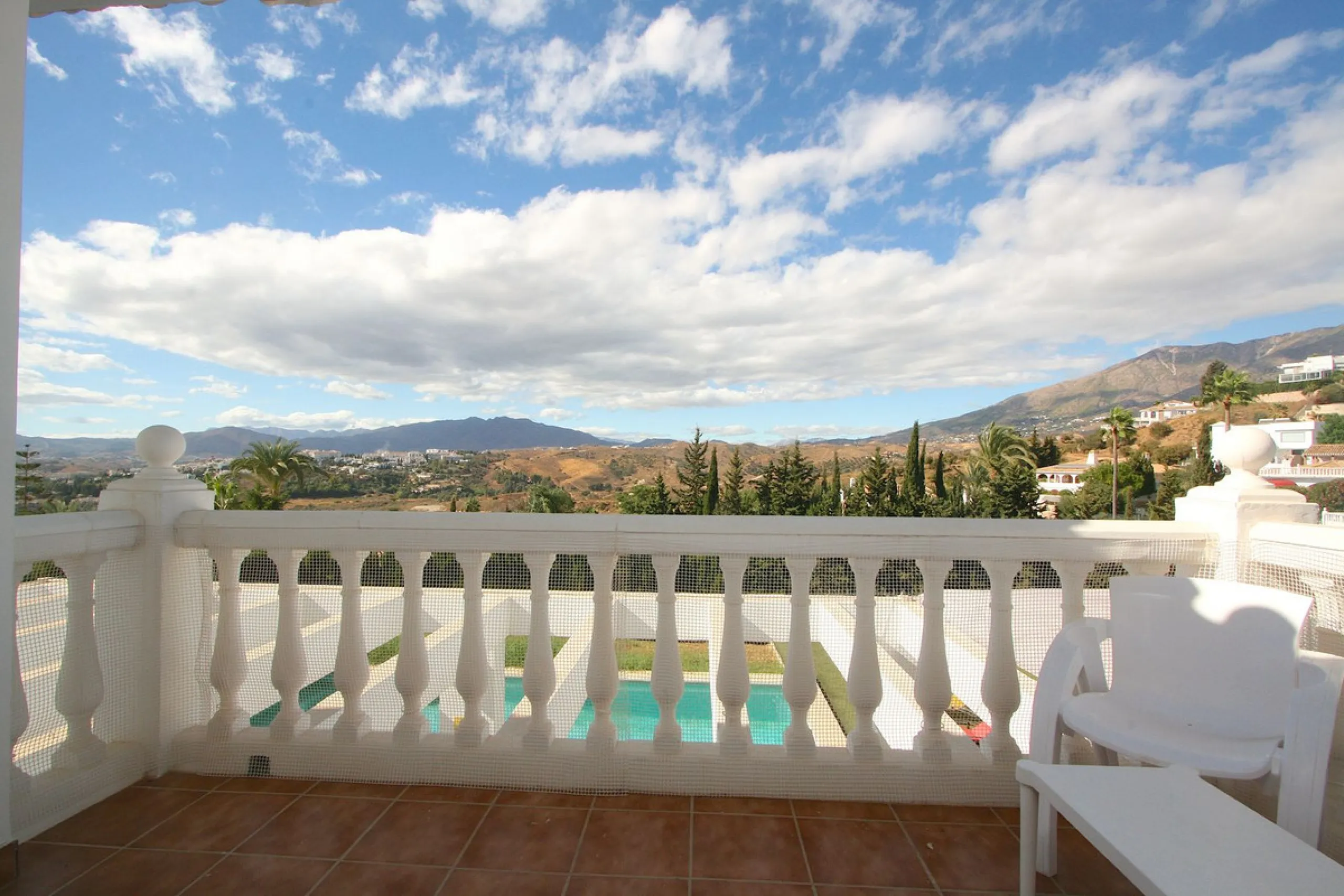 Elegant villa with panoramic views in La Sierrazuela. This beautifully built villa combines timeless elegance with modern design, offering exceptional quality and breathtaking views of the surrounding mountains and the Mediterranean Sea.