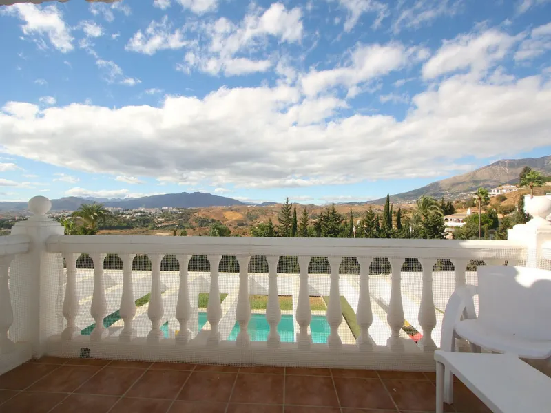 Elegant villa with panoramic views in La Sierrazuela. This beautifully built villa combines timeless elegance with modern design, offering exceptional quality and breathtaking views of the surrounding mountains and the Mediterranean Sea.