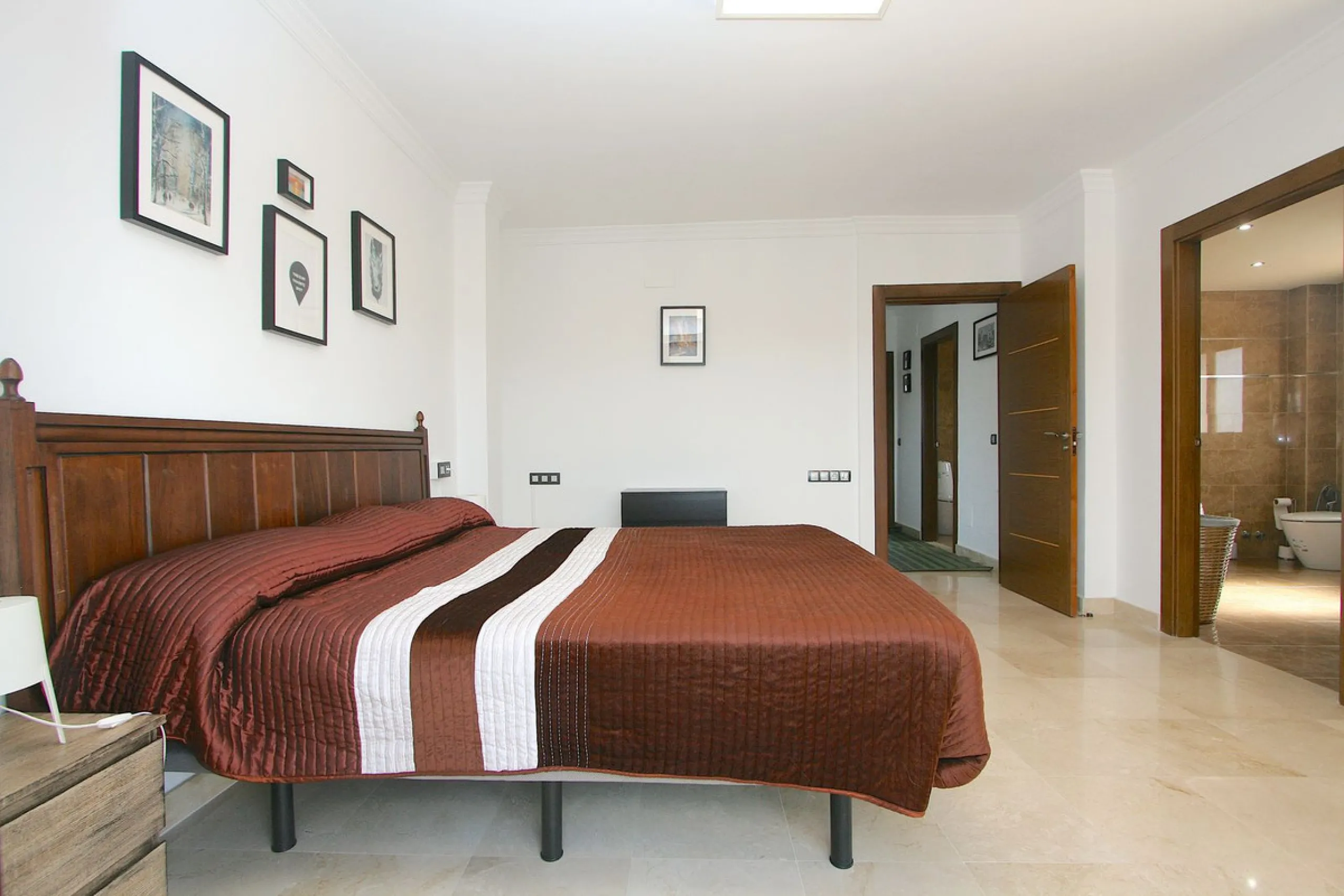 Elegant villa with panoramic views in La Sierrazuela. This beautifully built villa combines timeless elegance with modern design, offering exceptional quality and breathtaking views of the surrounding mountains and the Mediterranean Sea.