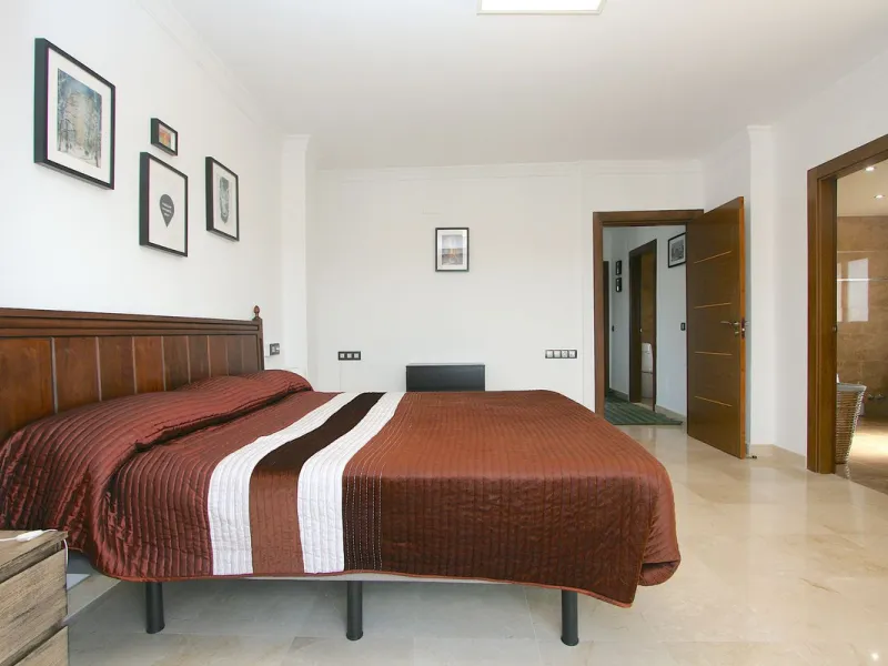 Elegant villa with panoramic views in La Sierrazuela. This beautifully built villa combines timeless elegance with modern design, offering exceptional quality and breathtaking views of the surrounding mountains and the Mediterranean Sea.
