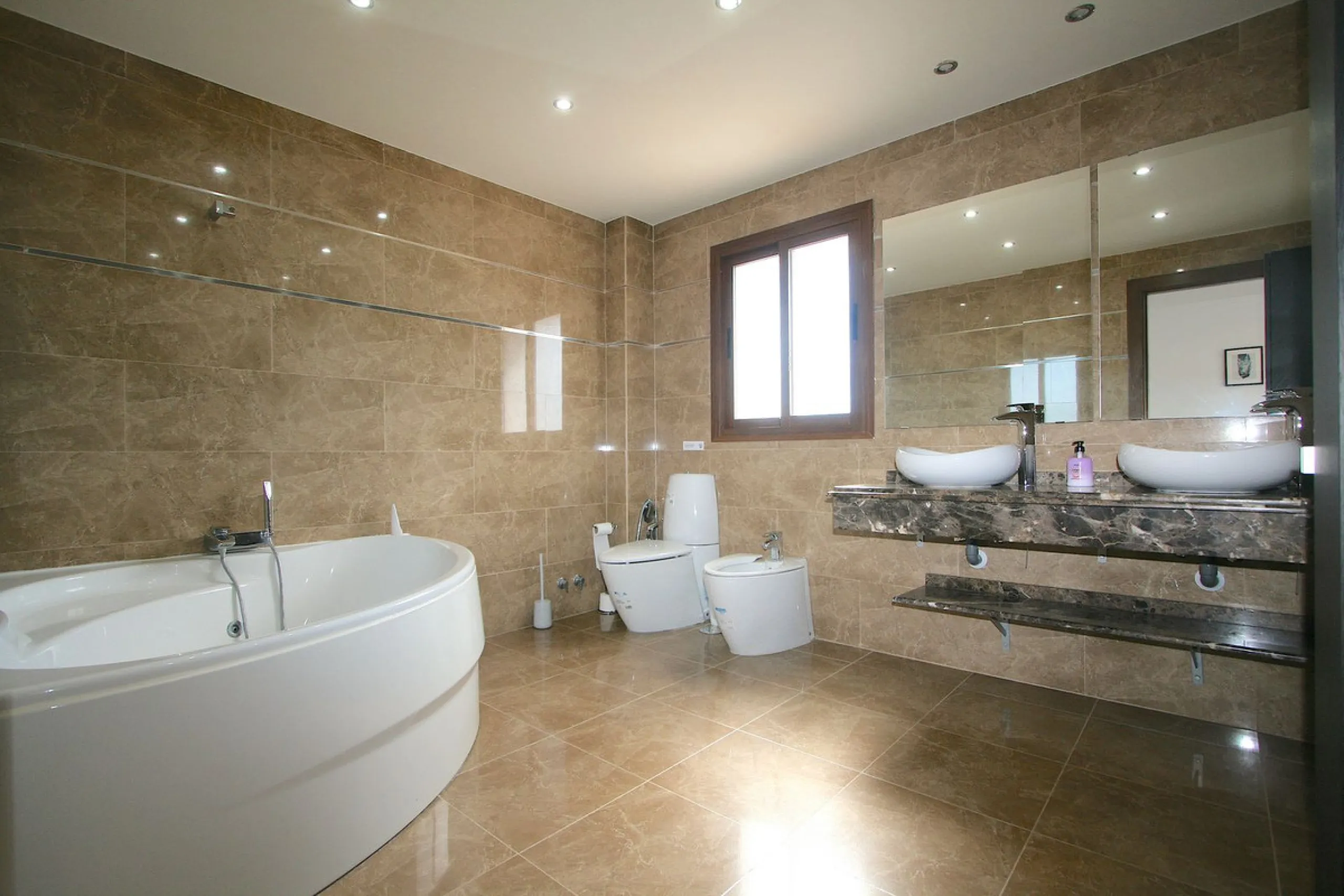 Elegant villa with panoramic views in La Sierrazuela. This beautifully built villa combines timeless elegance with modern design, offering exceptional quality and breathtaking views of the surrounding mountains and the Mediterranean Sea.
