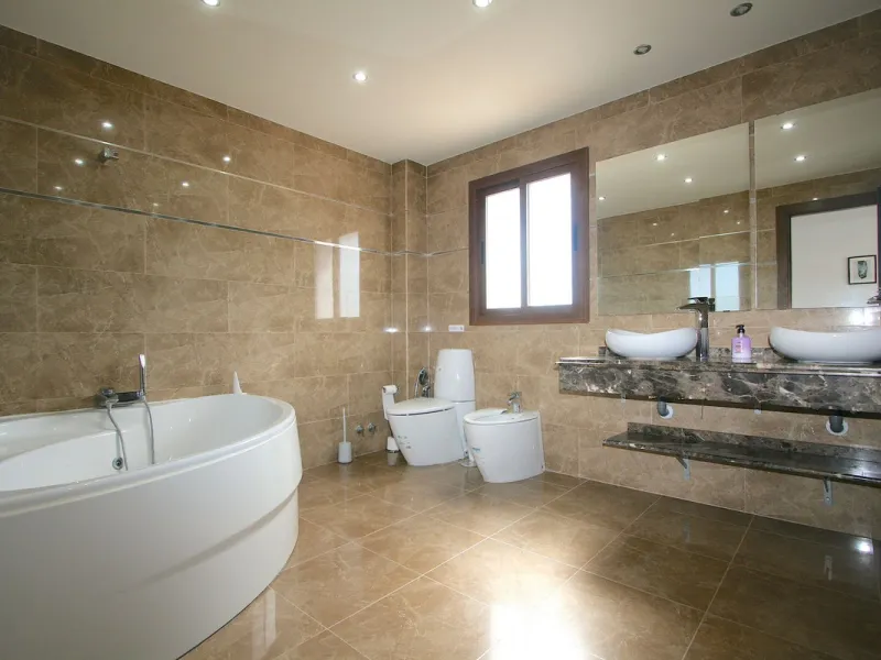 Elegant villa with panoramic views in La Sierrazuela. This beautifully built villa combines timeless elegance with modern design, offering exceptional quality and breathtaking views of the surrounding mountains and the Mediterranean Sea.