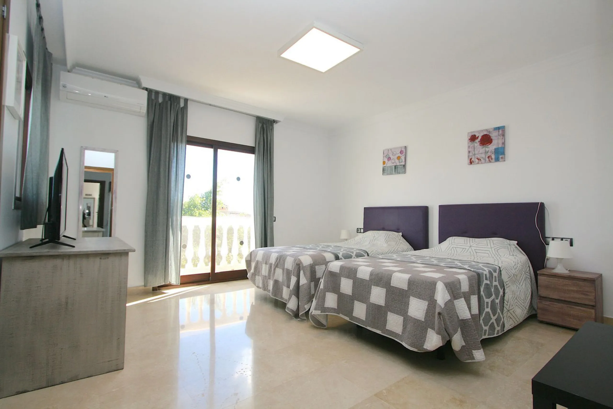Elegant villa with panoramic views in La Sierrazuela. This beautifully built villa combines timeless elegance with modern design, offering exceptional quality and breathtaking views of the surrounding mountains and the Mediterranean Sea.