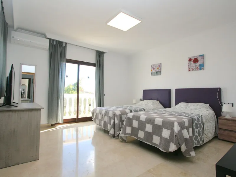 Elegant villa with panoramic views in La Sierrazuela. This beautifully built villa combines timeless elegance with modern design, offering exceptional quality and breathtaking views of the surrounding mountains and the Mediterranean Sea.
