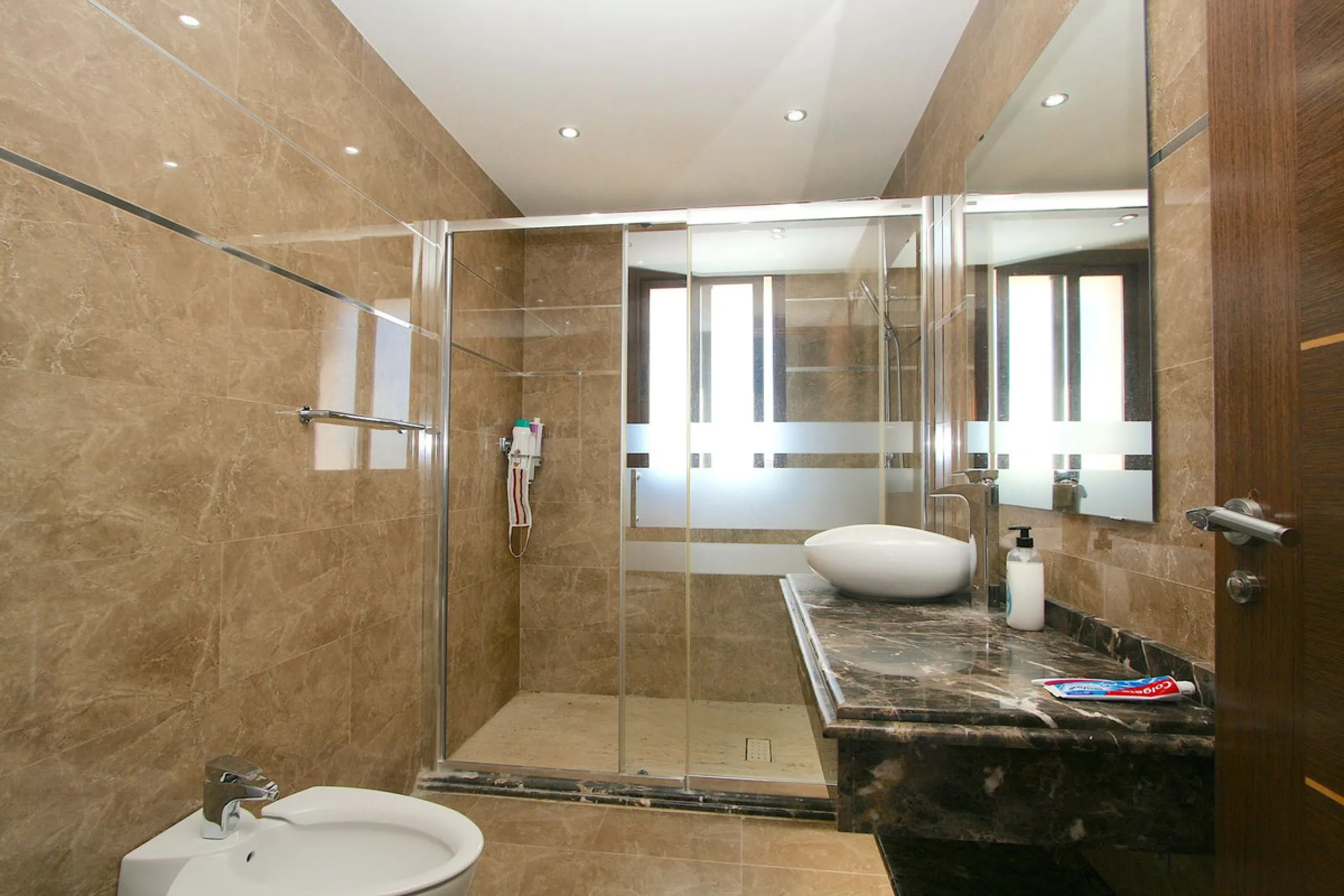 Elegant villa with panoramic views in La Sierrazuela. This beautifully built villa combines timeless elegance with modern design, offering exceptional quality and breathtaking views of the surrounding mountains and the Mediterranean Sea.
