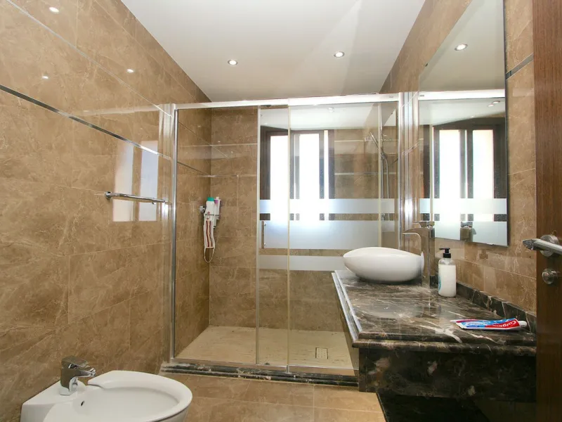 Elegant villa with panoramic views in La Sierrazuela. This beautifully built villa combines timeless elegance with modern design, offering exceptional quality and breathtaking views of the surrounding mountains and the Mediterranean Sea.