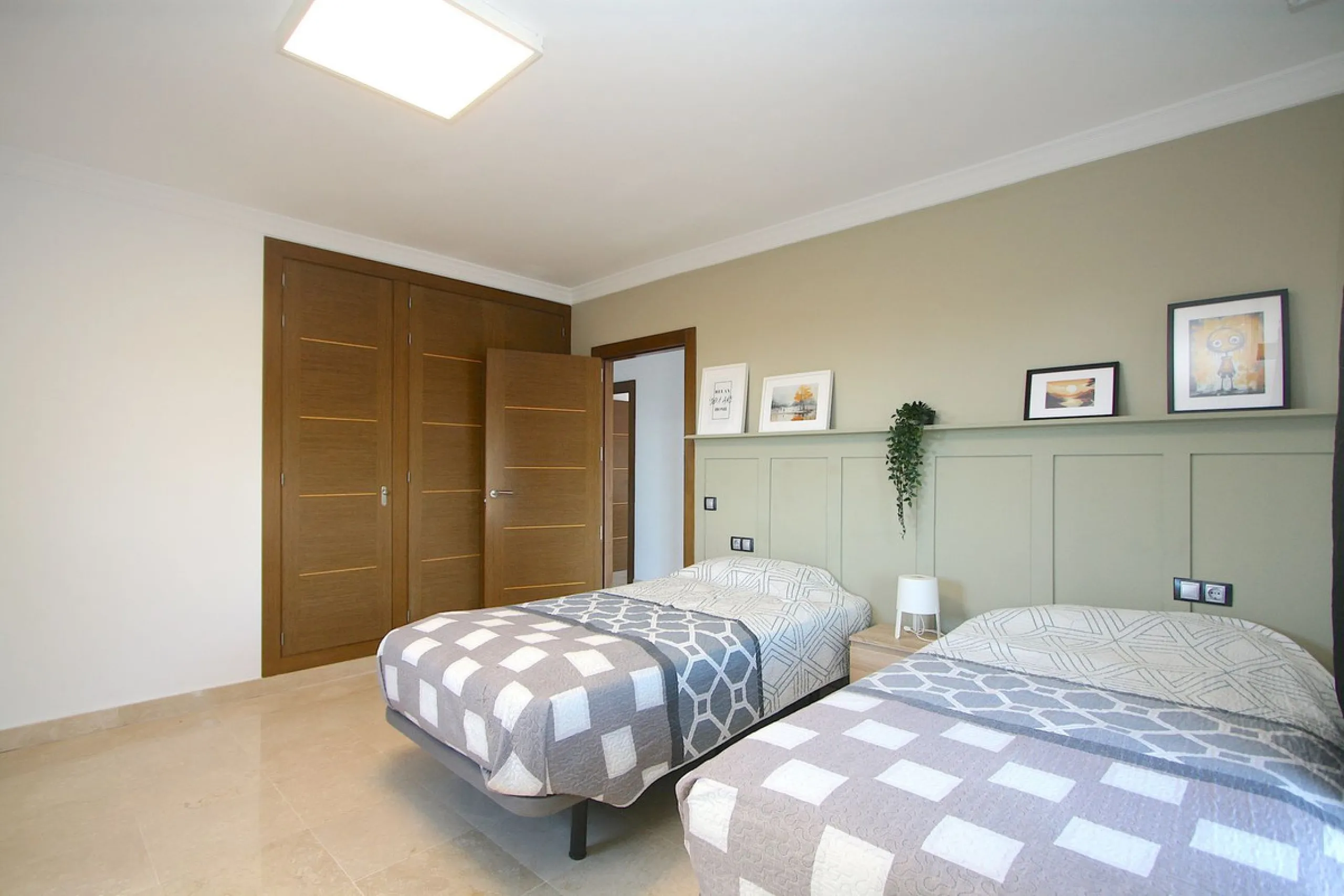 Elegant villa with panoramic views in La Sierrazuela. This beautifully built villa combines timeless elegance with modern design, offering exceptional quality and breathtaking views of the surrounding mountains and the Mediterranean Sea.