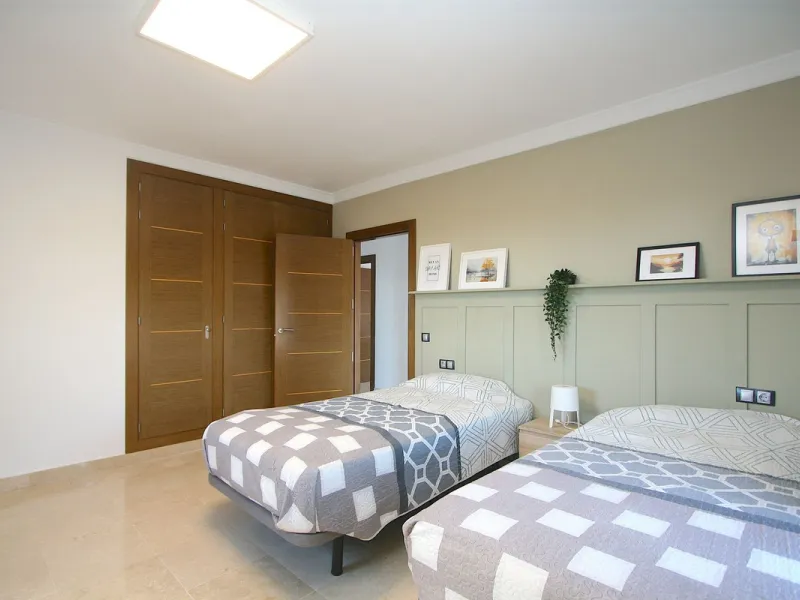 Elegant villa with panoramic views in La Sierrazuela. This beautifully built villa combines timeless elegance with modern design, offering exceptional quality and breathtaking views of the surrounding mountains and the Mediterranean Sea.