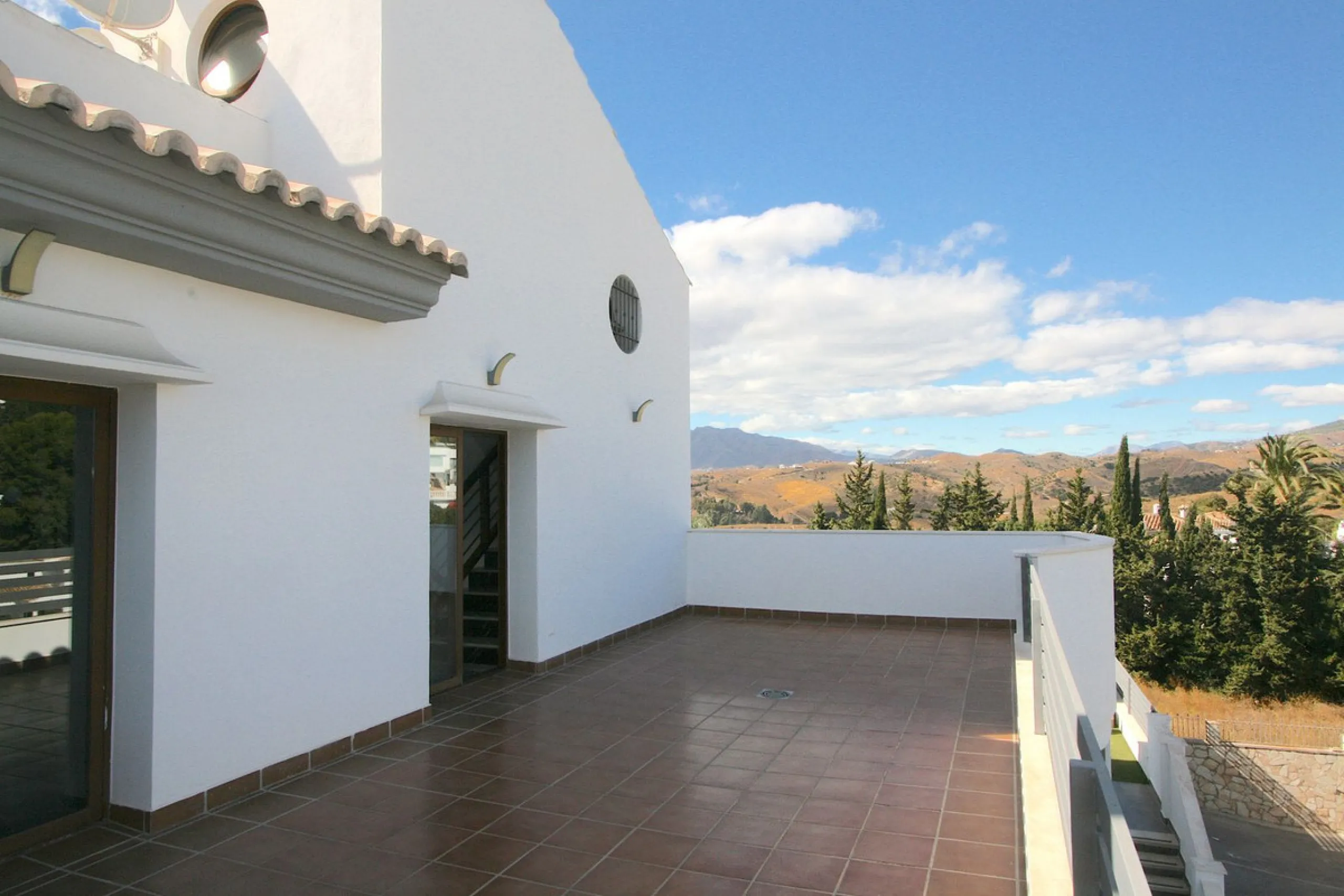 Elegant villa with panoramic views in La Sierrazuela. This beautifully built villa combines timeless elegance with modern design, offering exceptional quality and breathtaking views of the surrounding mountains and the Mediterranean Sea.