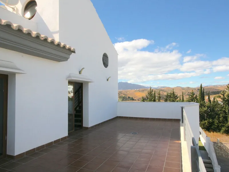 Elegant villa with panoramic views in La Sierrazuela. This beautifully built villa combines timeless elegance with modern design, offering exceptional quality and breathtaking views of the surrounding mountains and the Mediterranean Sea.