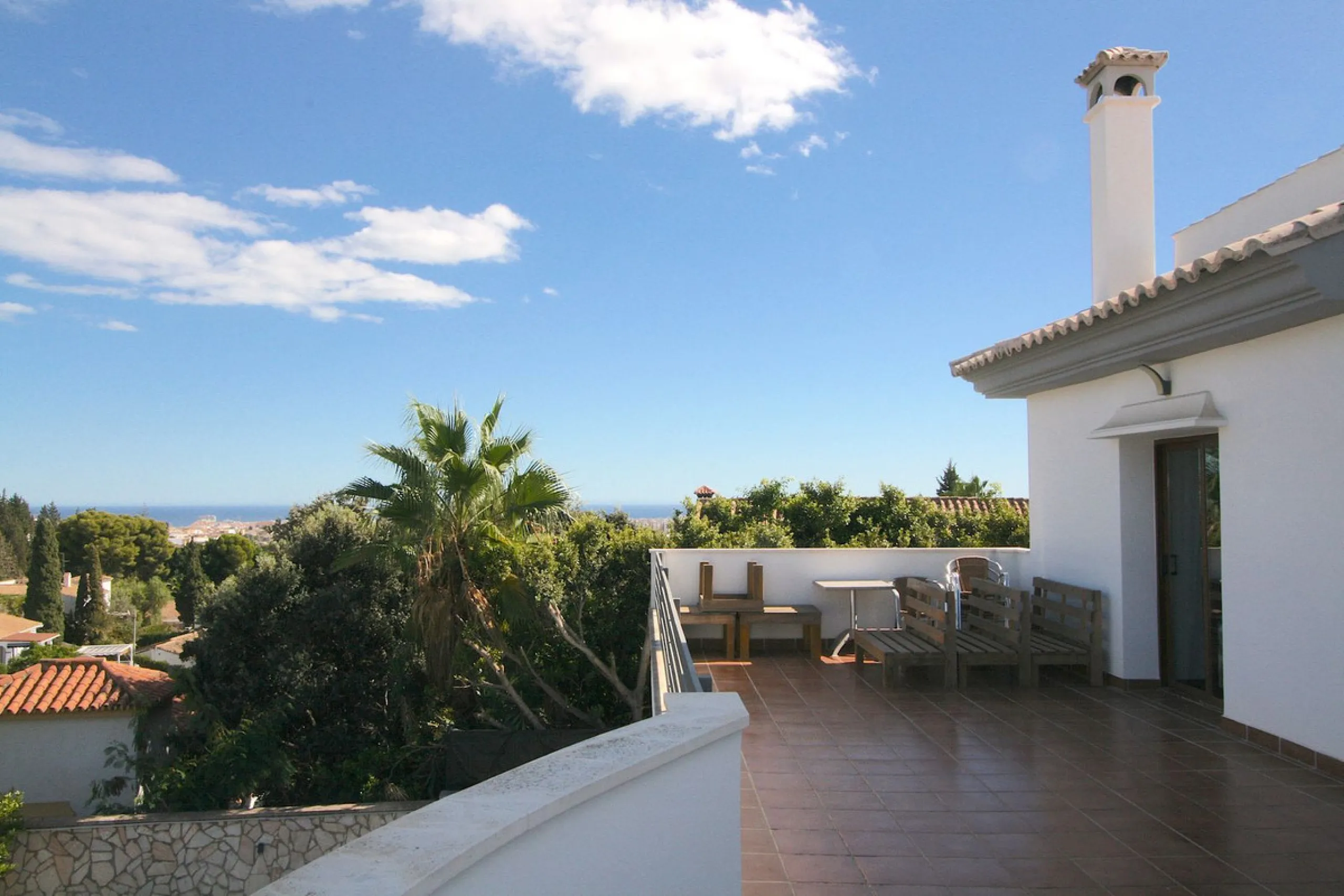 Elegant villa with panoramic views in La Sierrazuela. This beautifully built villa combines timeless elegance with modern design, offering exceptional quality and breathtaking views of the surrounding mountains and the Mediterranean Sea.