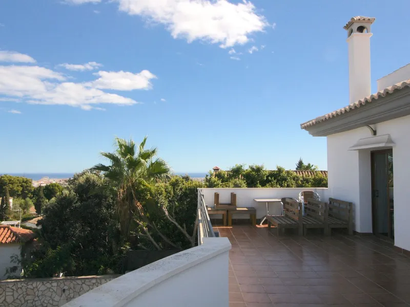 Elegant villa with panoramic views in La Sierrazuela. This beautifully built villa combines timeless elegance with modern design, offering exceptional quality and breathtaking views of the surrounding mountains and the Mediterranean Sea.