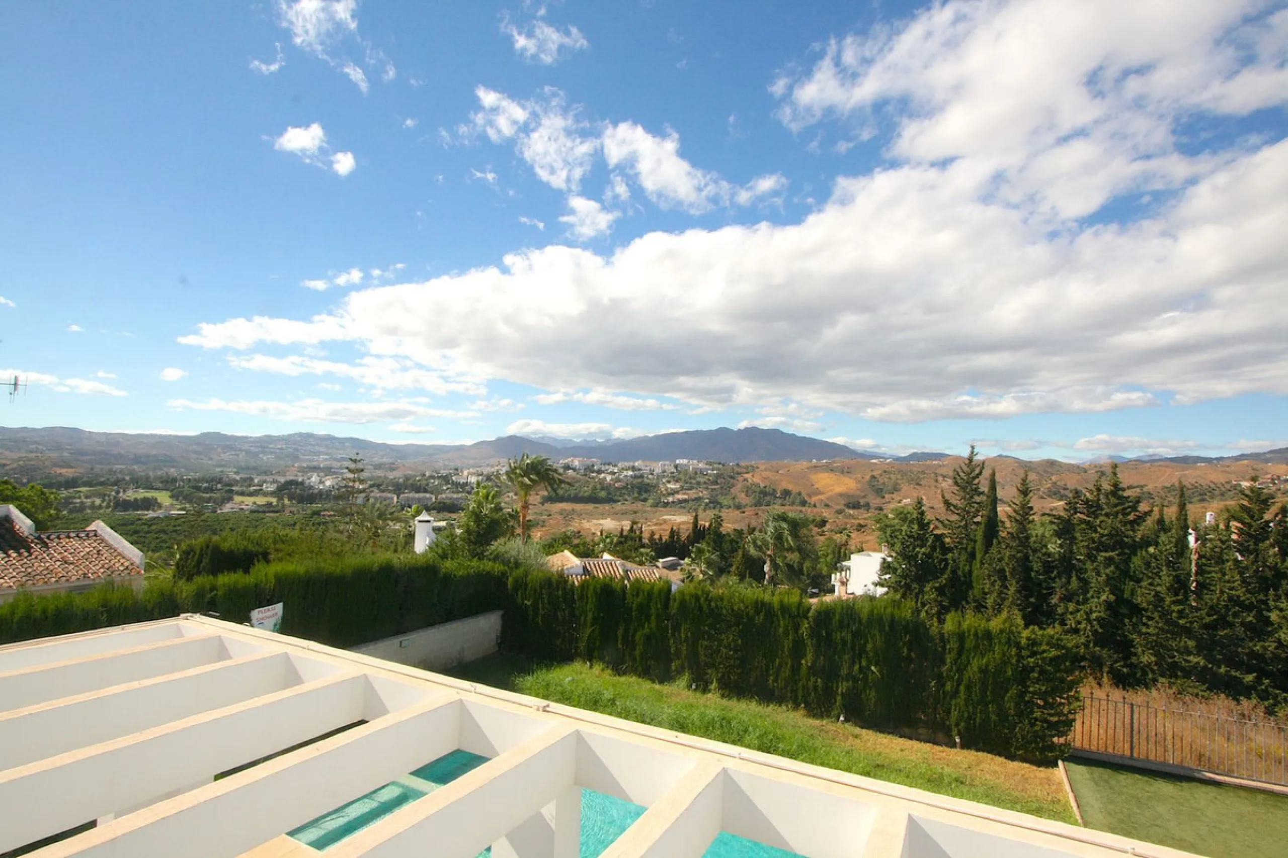 Elegant villa with panoramic views in La Sierrazuela. This beautifully built villa combines timeless elegance with modern design, offering exceptional quality and breathtaking views of the surrounding mountains and the Mediterranean Sea.