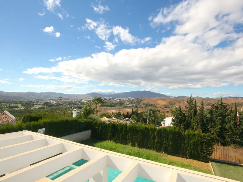 Elegant villa with panoramic views in La Sierrazuela. This beautifully built villa combines timeless elegance with modern design, offering exceptional quality and breathtaking views of the surrounding mountains and the Mediterranean Sea.