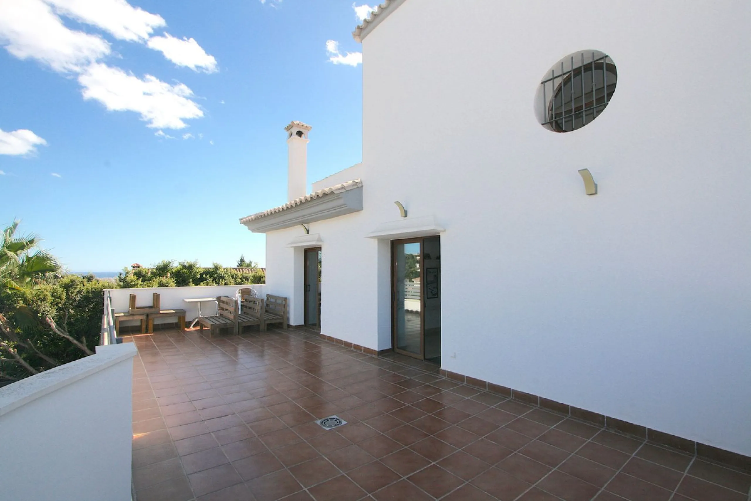 Elegant villa with panoramic views in La Sierrazuela. This beautifully built villa combines timeless elegance with modern design, offering exceptional quality and breathtaking views of the surrounding mountains and the Mediterranean Sea.