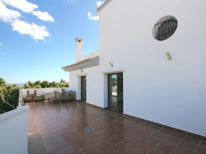 Elegant villa with panoramic views in La Sierrazuela. This beautifully built villa combines timeless elegance with modern design, offering exceptional quality and breathtaking views of the surrounding mountains and the Mediterranean Sea.
